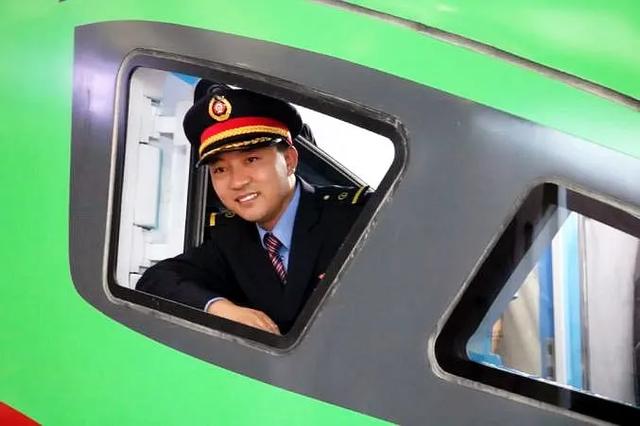 超励志！那个迷恋火车的藏族男孩，如今开上复兴号