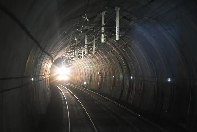 火车司机第一视角！带你体验2万米隧道！