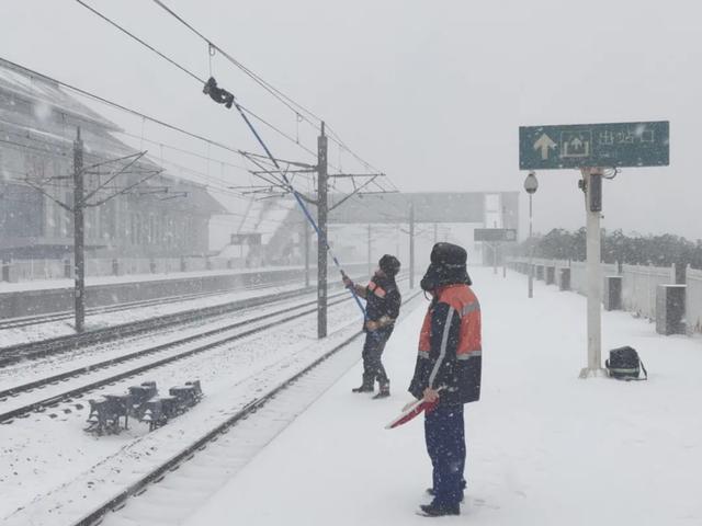 @太原人！中国铁路：最美风雪照刷屏！网友直呼冻哭了