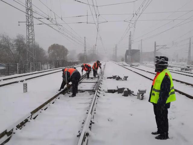 @太原人！中国铁路：最美风雪照刷屏！网友直呼冻哭了