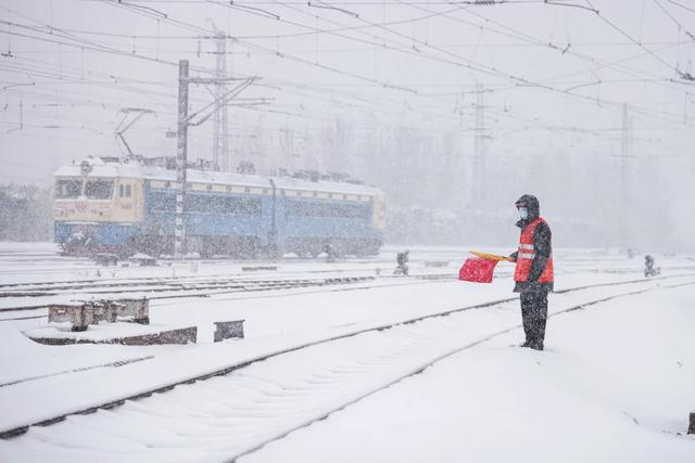 @太原人！中国铁路：最美风雪照刷屏！网友直呼冻哭了