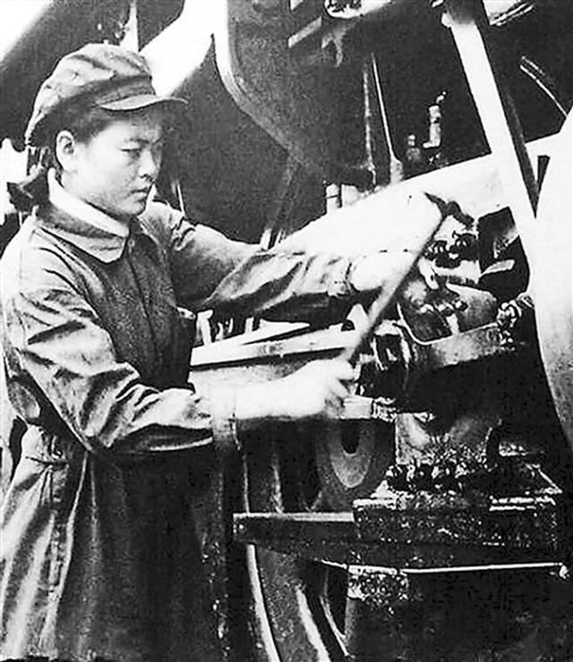 百年瞬间丨新中国第一位女火车司机