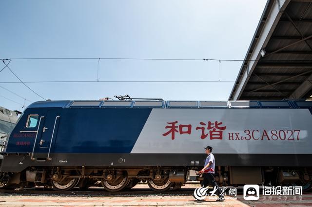 60℃车厢里检查1000多颗螺丝 济南“列车4s店”中有这样一群“火车头医生”