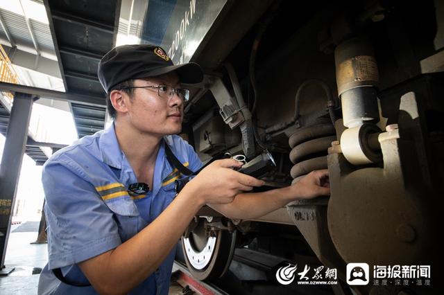 60℃车厢里检查1000多颗螺丝 济南“列车4s店”中有这样一群“火车头医生”