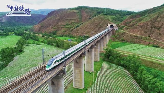 海拔3000米，你会看到怎样的中国铁路？