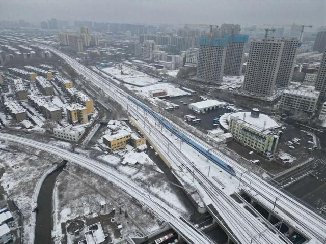 这是专属铁路人的最美风雪照！