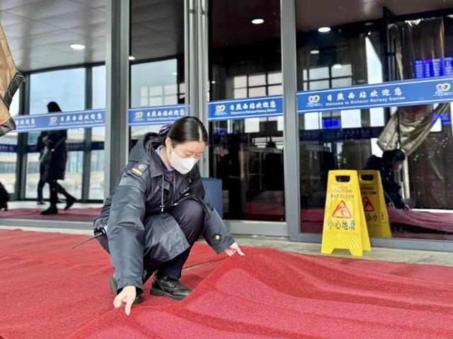 这是专属铁路人的最美风雪照！