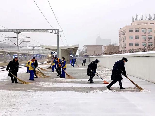 这是专属铁路人的最美风雪照！