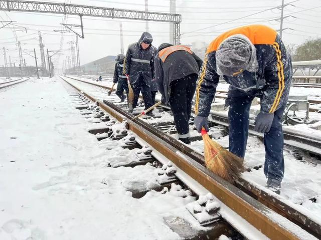 这是专属铁路人的最美风雪照！