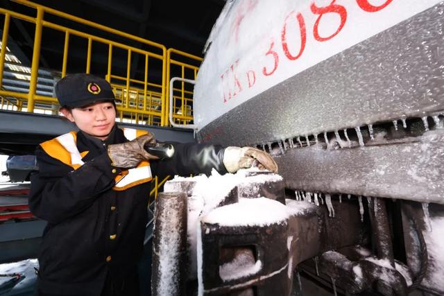 这是专属铁路人的最美风雪照！