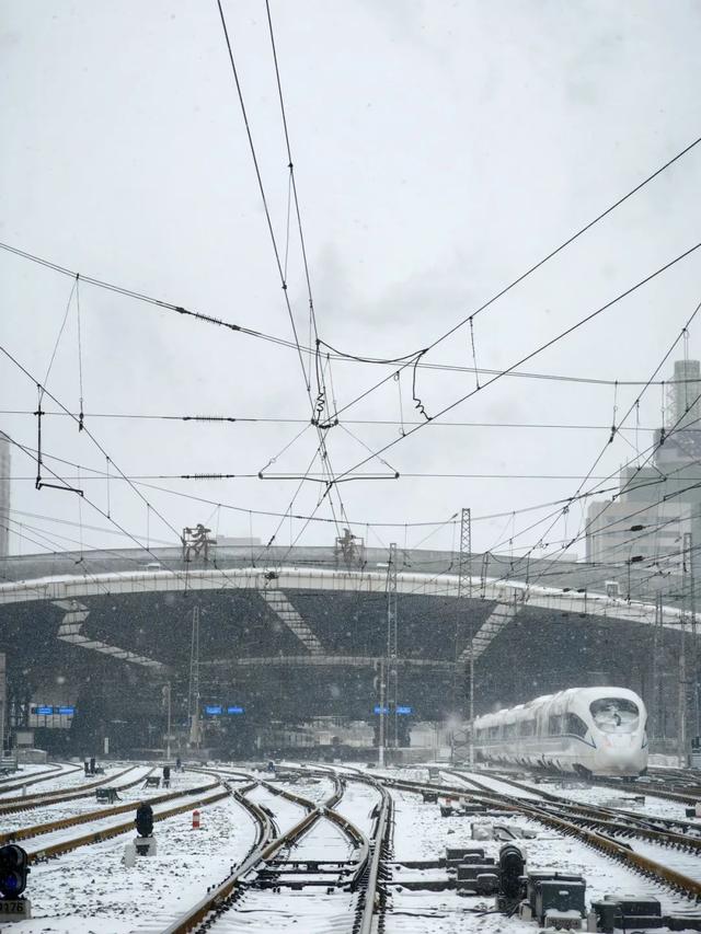 这是专属铁路人的最美风雪照！