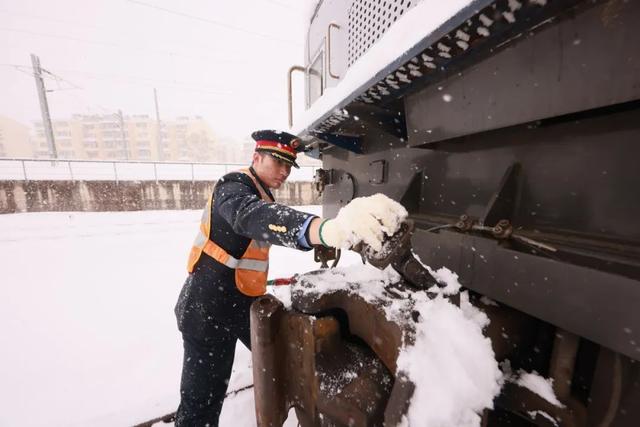 这是专属铁路人的最美风雪照！