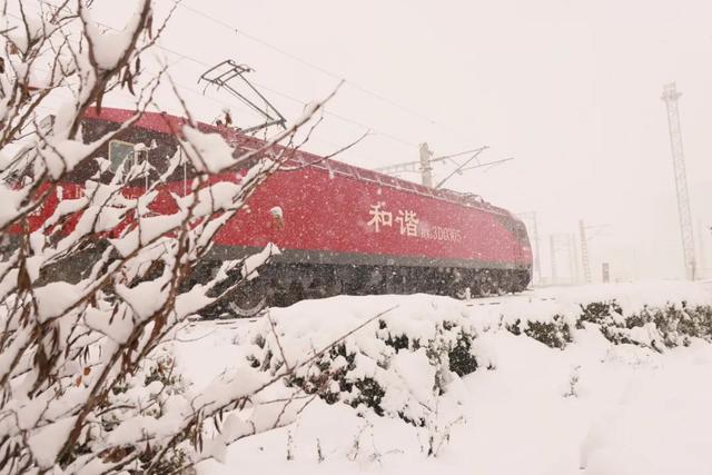 这是专属铁路人的最美风雪照！