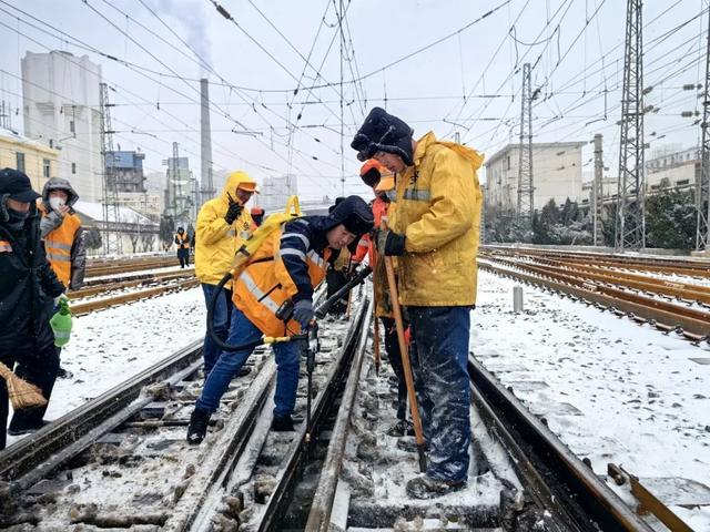 这是专属铁路人的最美风雪照！