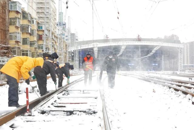 这是专属铁路人的最美风雪照！