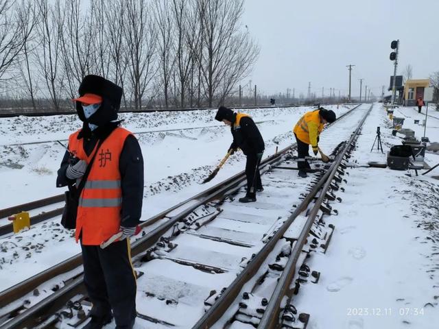 这是专属铁路人的最美风雪照！