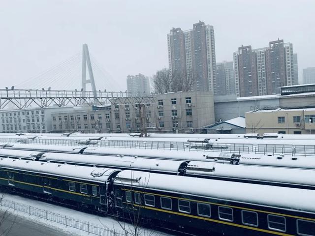 这是专属铁路人的最美风雪照！