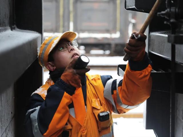 这是专属铁路人的最美风雪照！