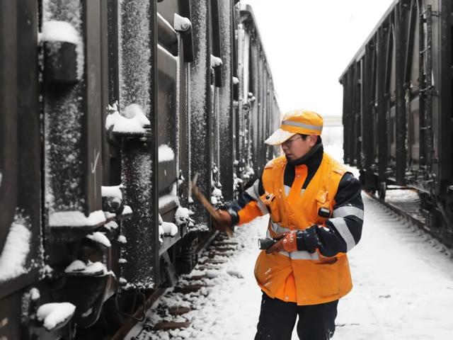 这是专属铁路人的最美风雪照！